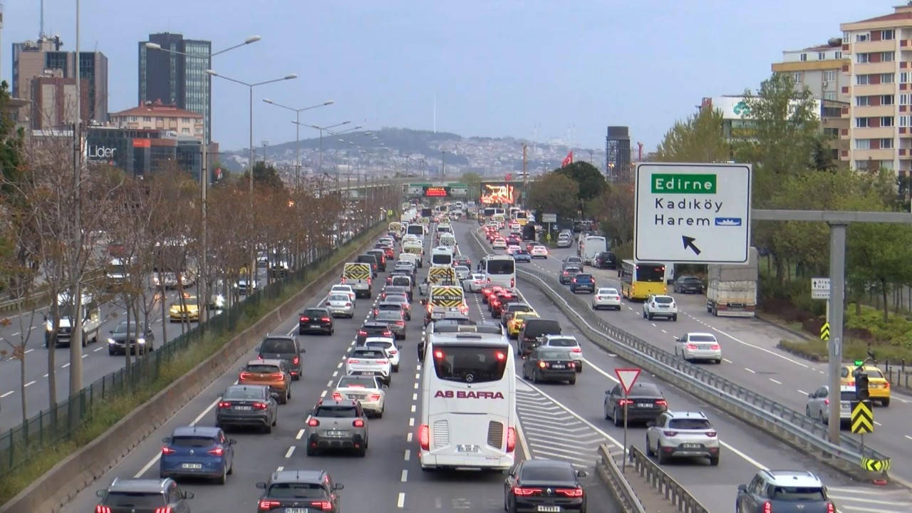 İstanbul haftaya trafikle başladı! Araçlar güçlükle ilerledi