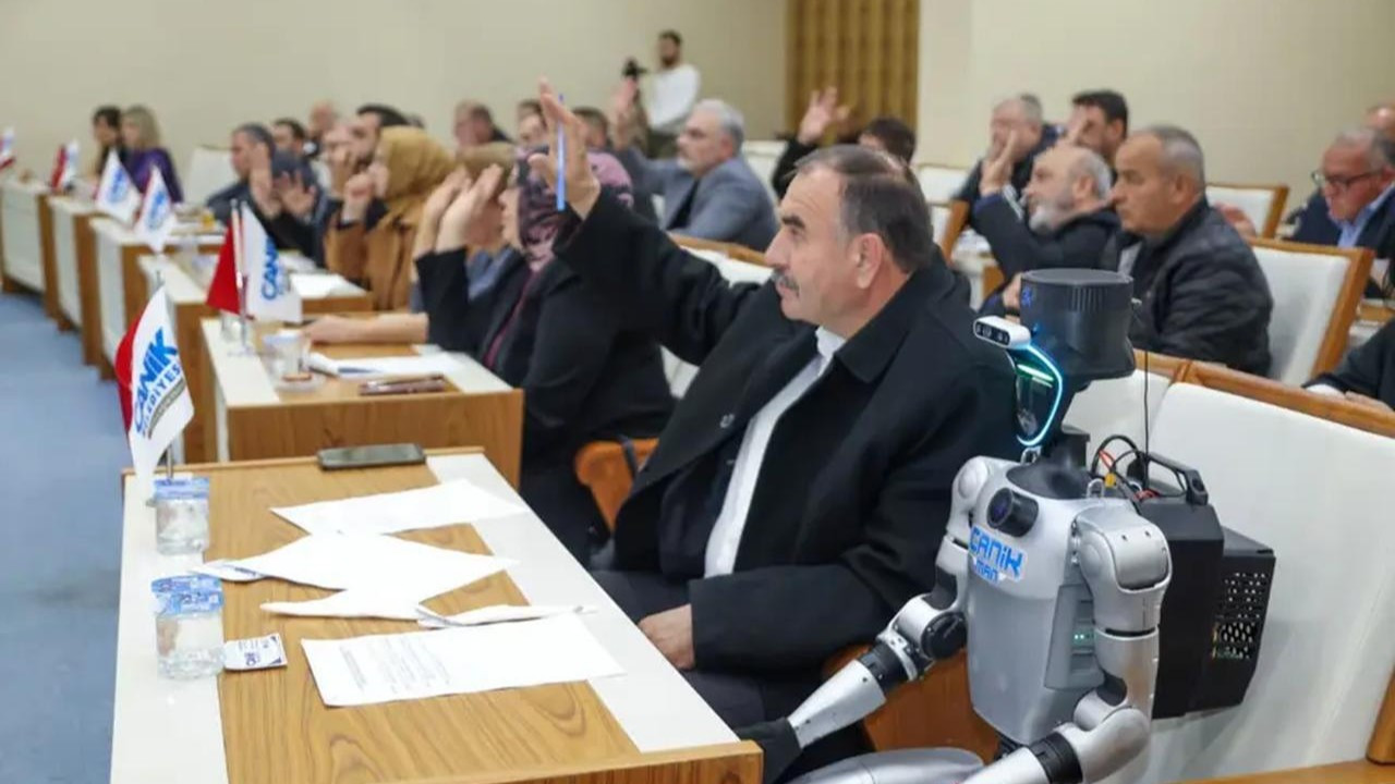 Nüfusa kayıtlı ilk insansı robot meclis toplantısına katıldı