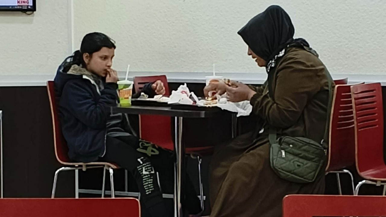 Hesabı sorulacak! Dar gelirli anne ve kızını kovan zincir restoranta inceleme başlatıldı