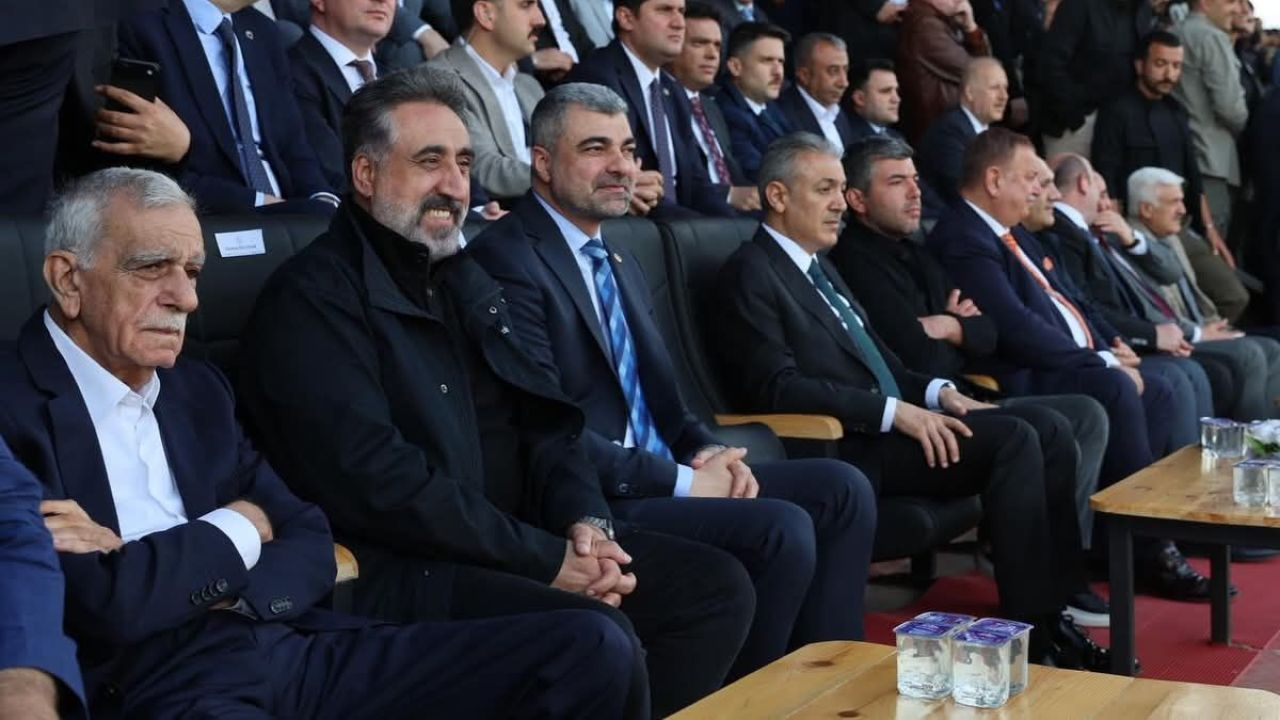 Mardin’de dikkat çeken buluşma! Tribünde yan yana: Ahmet Türk ile Vali Akkoyun yan yana maç izledi