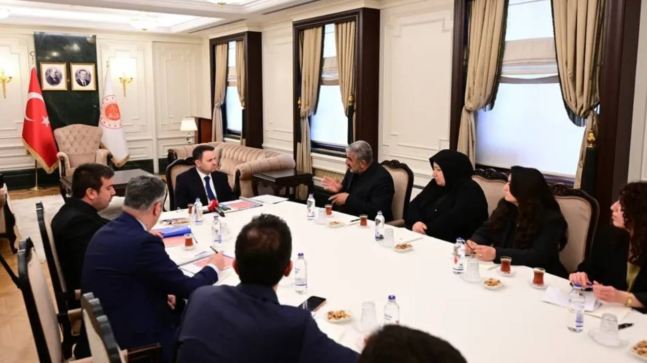 Bakan Gürlek önce Rojin Kabaiş sonra Çağla Tuğaltay'ın ailesiyle görüştü: DNA'sına bakılacak, sonuna kadar gidilecek!