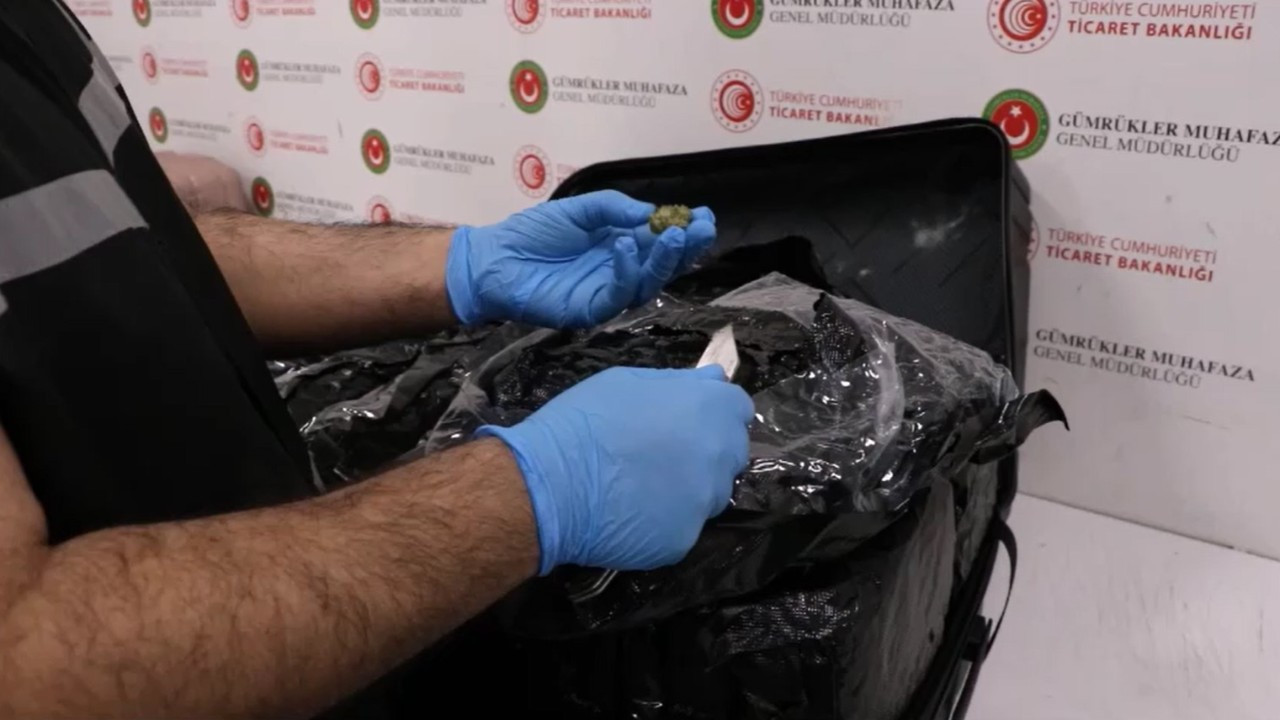 Havalimanında uyuşturucu operasyonu! İki İngiliz yolcu İstanbul aktarmasında yakalandı! Piyasa değeri 17 milyon