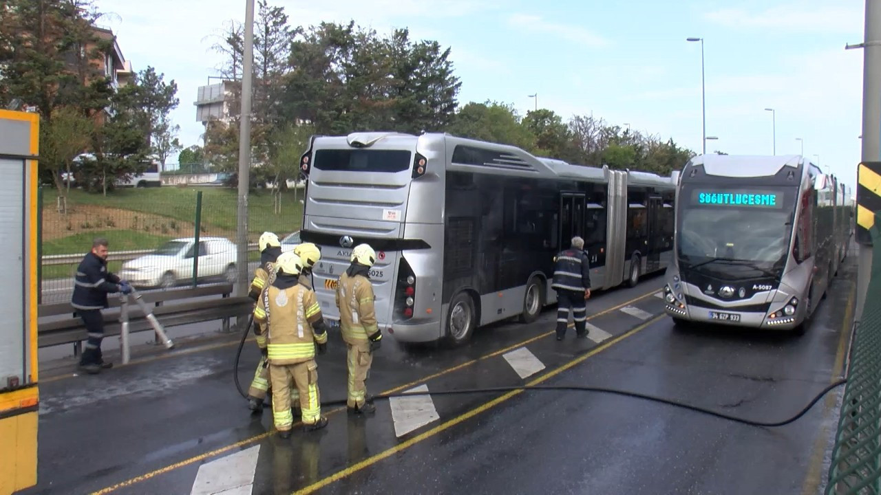 Üsküdar'da korkutan yangın: Seyir halinde metrobüs alev adlı