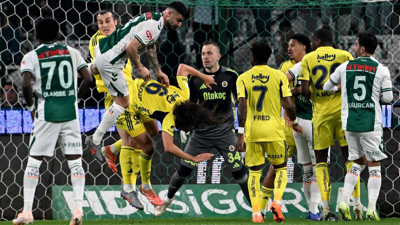 Fenerbahçe'ye kötü haber! Kafa travması geçirdi, oyundan çıktı