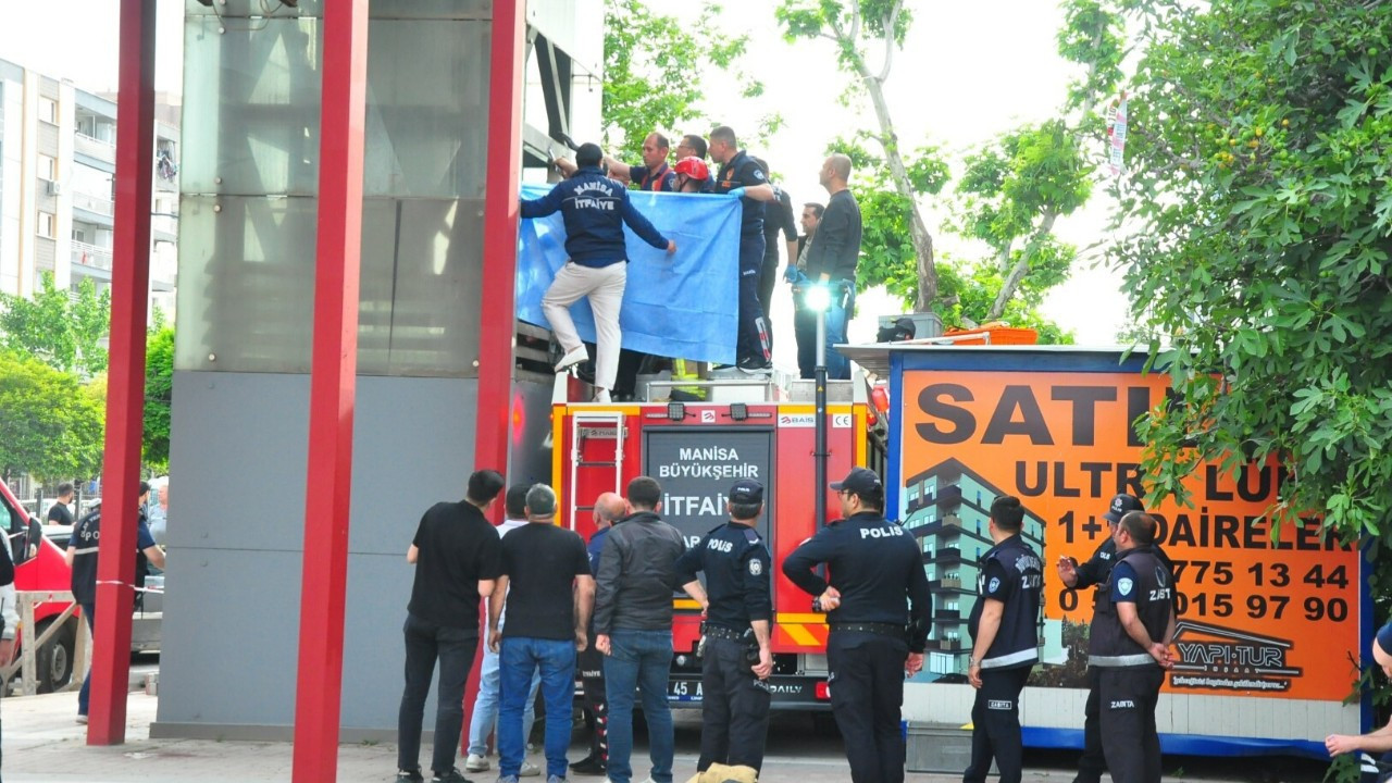 Feci ölüm: Üst geçidin asansöründe sıkışarak can verdi
