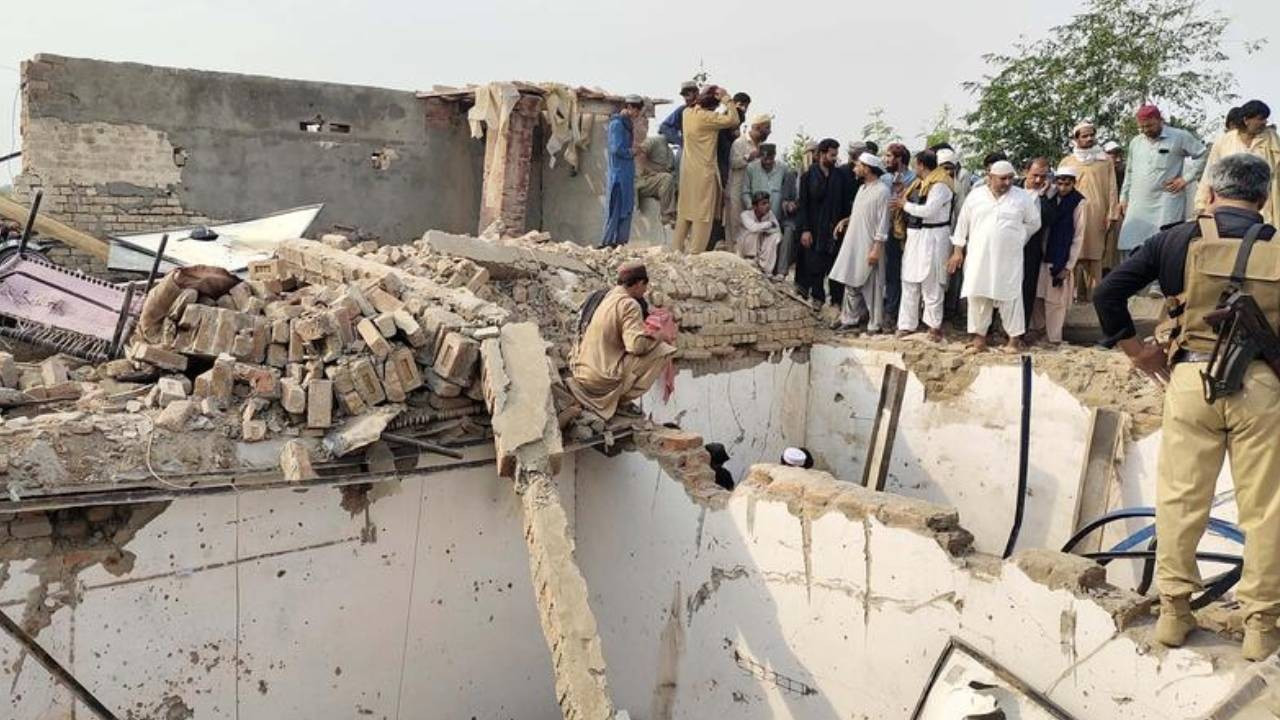 Pakistan'da intihar saldırısı: 12 polis yaşamını yitirdi
