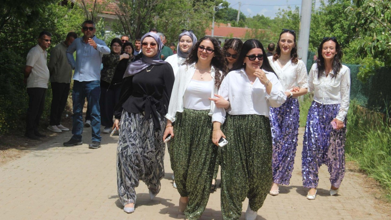 80 yıllık gelenek! Çanakkale'de aşk rotası! Gençler eş adaylarını bulmak için 1,5 kilometre yürüyor!