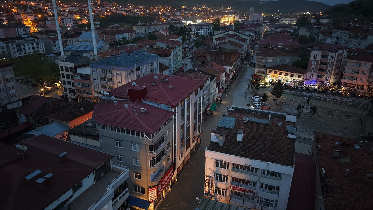 7 kenti sel ve dolu vurdu! Dereler taştı, evleri su bastı: Vatandaşlar mahsur kaldı