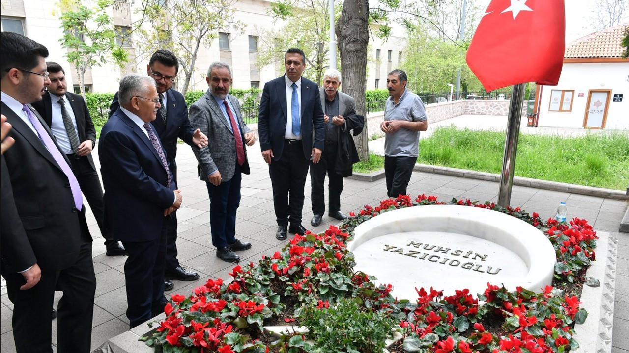 Kayseri Büyükşehir Belediye Başkanı Memduh Büyükkılıç’tan Muhsin Yazıcıoğlu’nun kabrine ziyaret