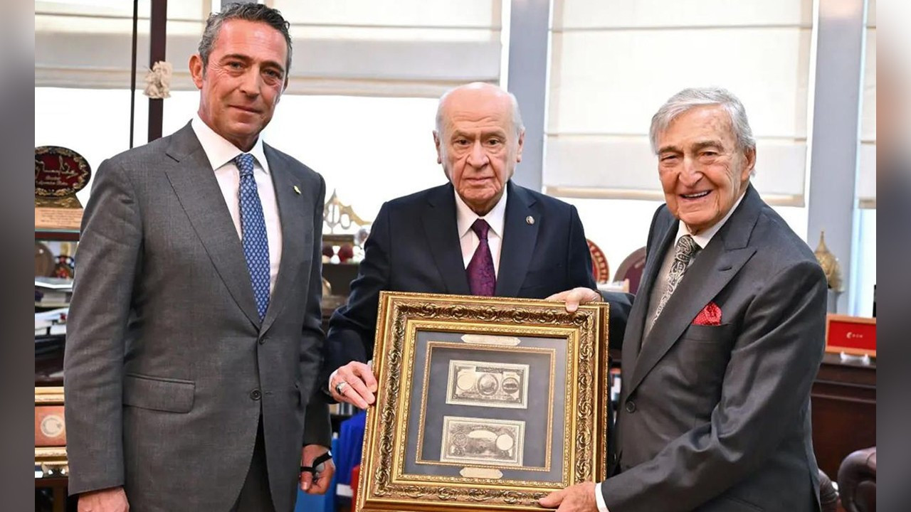 Bahçeli'ye verilen o hediye ne anlama geliyor? Dikkat çeken bozkurt detayı!