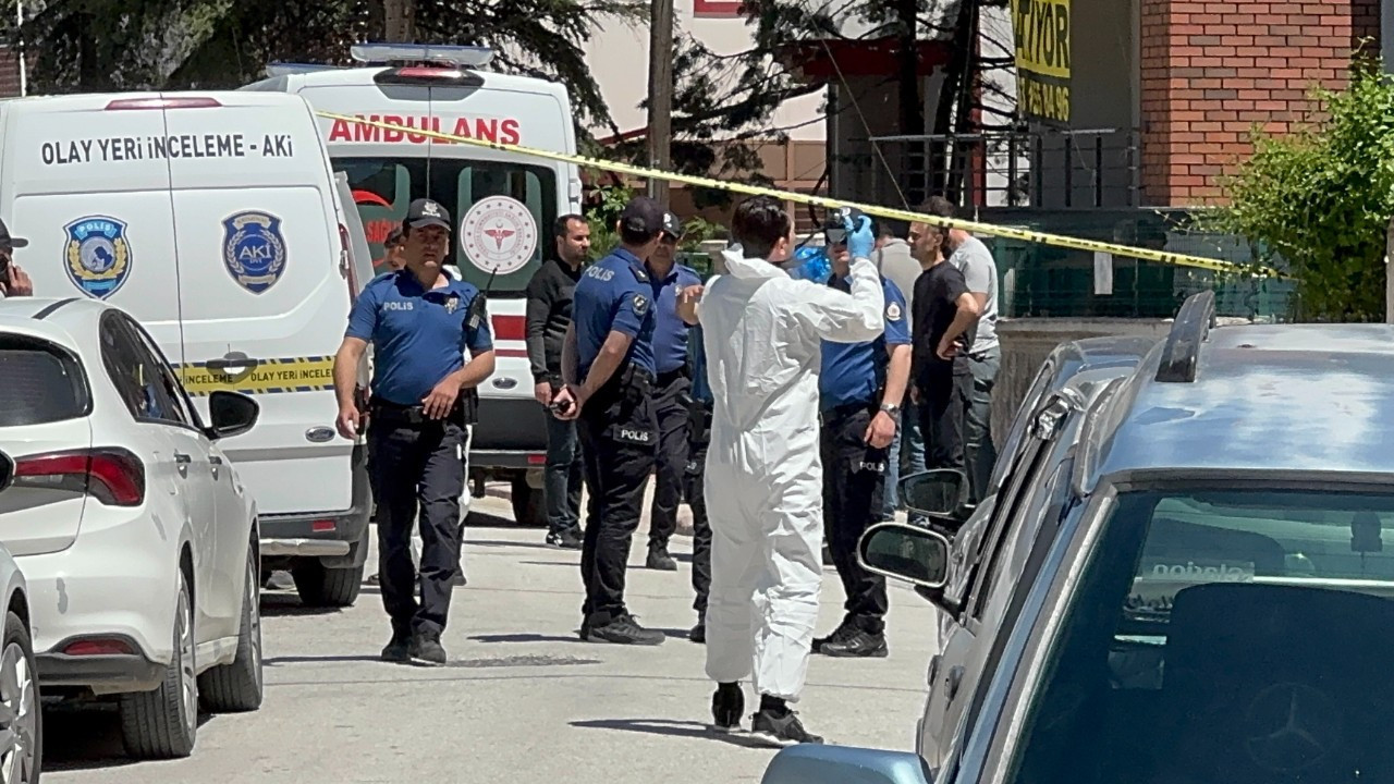 Parkta elleri kanlı bulundu! Polisin dikkati dehşeti ortaya çıkarttı: Hukuk öğrencisi anne ve babasını katletti