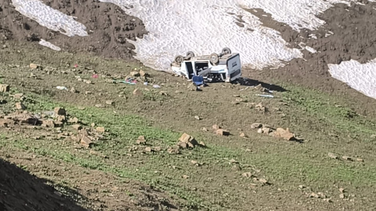 Hakkari'de feci kaza! İşçileri taşıyan minibüs uçuruma yuvarlandı: 1 ölü, 7 yaralı