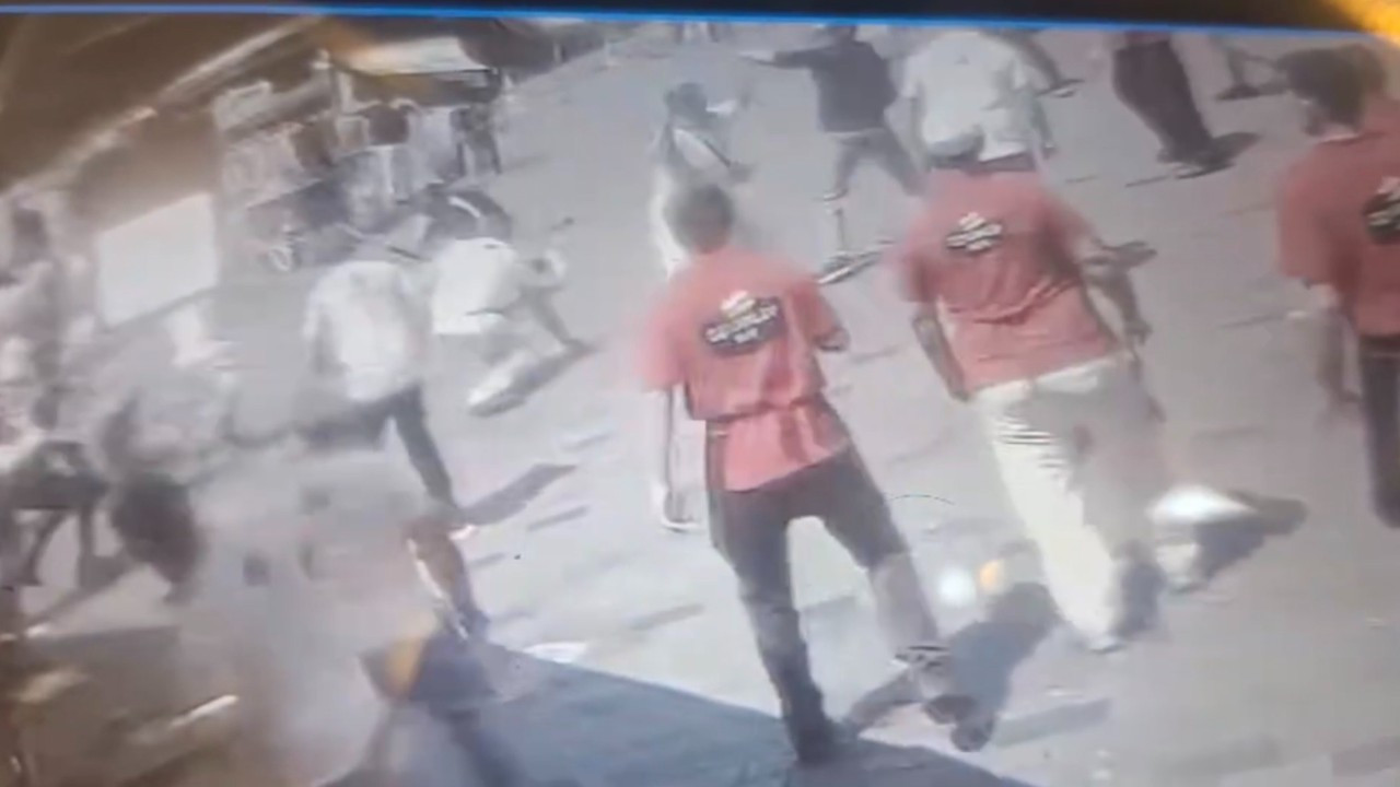 Taksim savaş alanına döndü! Kazmayla esnafa saldırdılar, tekme tokat dayak yediler