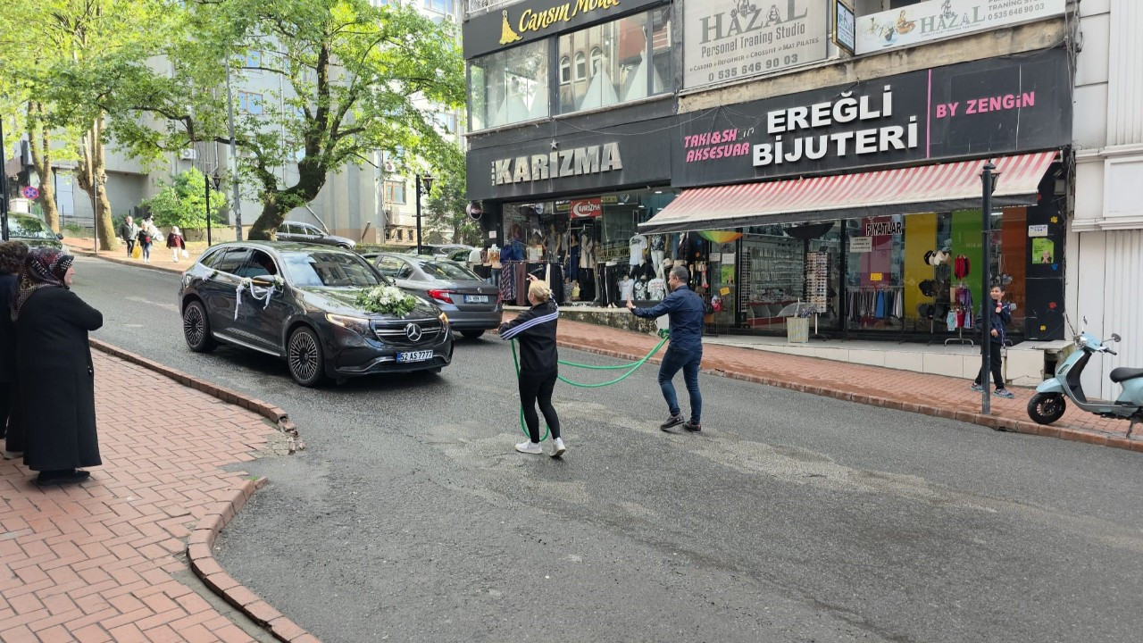 Gelin ve damat için yolu kestiler! Düğün konvoyunda eğlenceli anlar