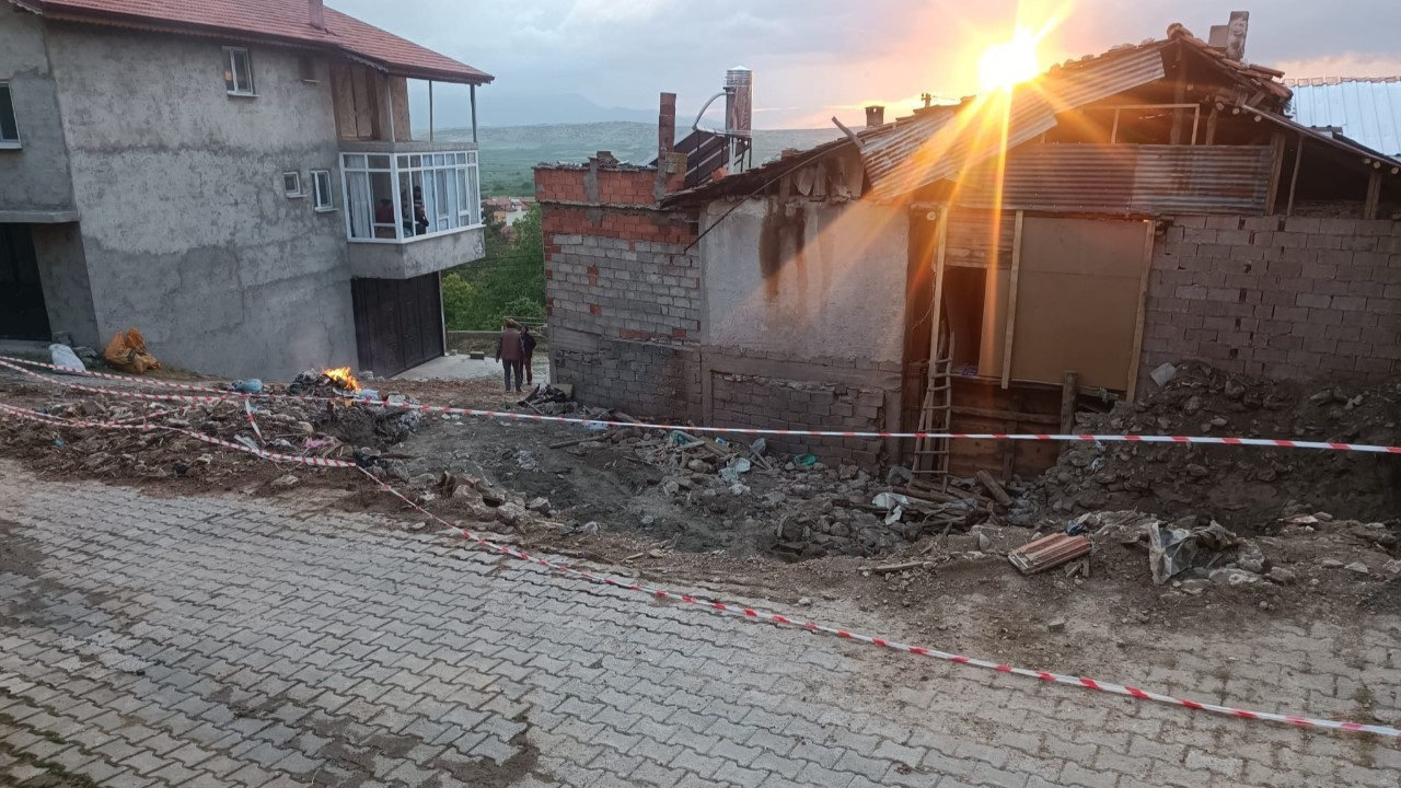 Yıkılan metruk evden el bombası çıktı! Meğer yıllar önce söylemiş: Savaş hatırası!