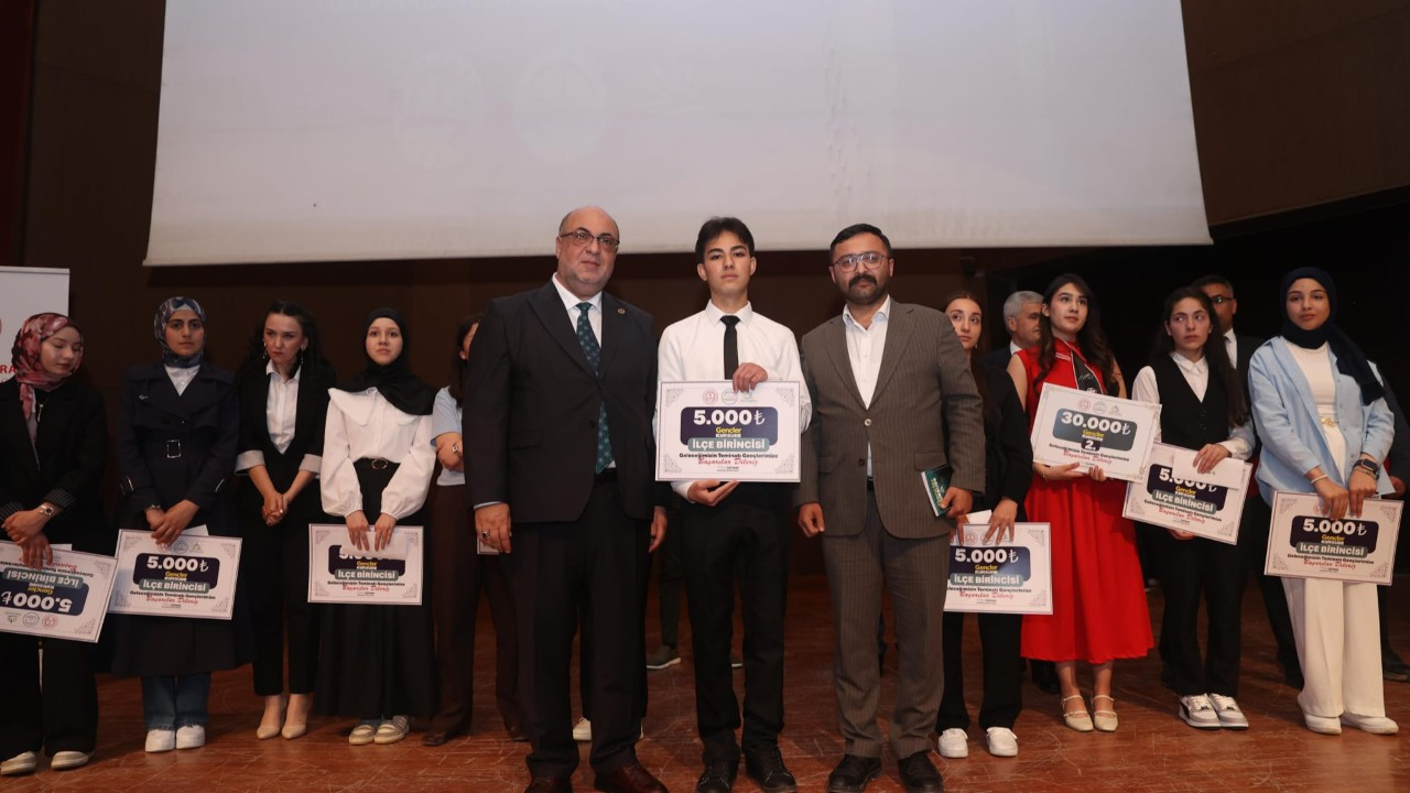 Kahramanmaraş’ta gençlik ve hitabet şöleni! Dulkadiroğlu Belediyesi Başkanı Akpınar: Bugün kürsünün sahibi gençlerimizdir