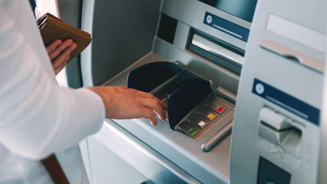 Kartınız ATM’de kaldıysa sakın bunu yapmayın!