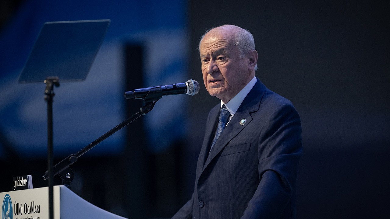 Ülkü Ocakları’ndan Bahçeli’ye anlamlı hediye! 'Altın kurt başlı tuğ'... Her detayı ayrı mesaj verdi