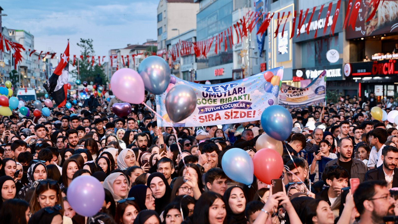 Sultanbeyli’de duygulandıran gece: Minik Zeyd için binlerce balon gökyüzüne bırakıldı