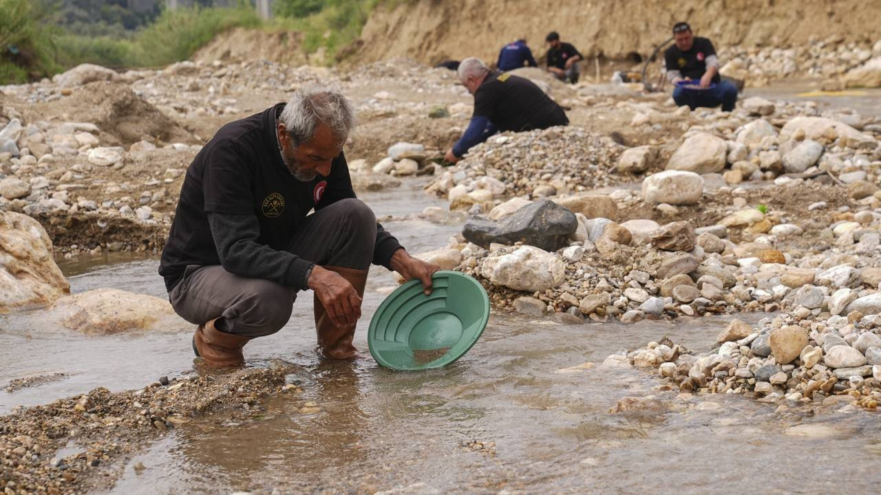 O ilin suyunda altı akıyor! Gram gram altın topluyorlar: Günde 5 gram altın bulabiliyoruz