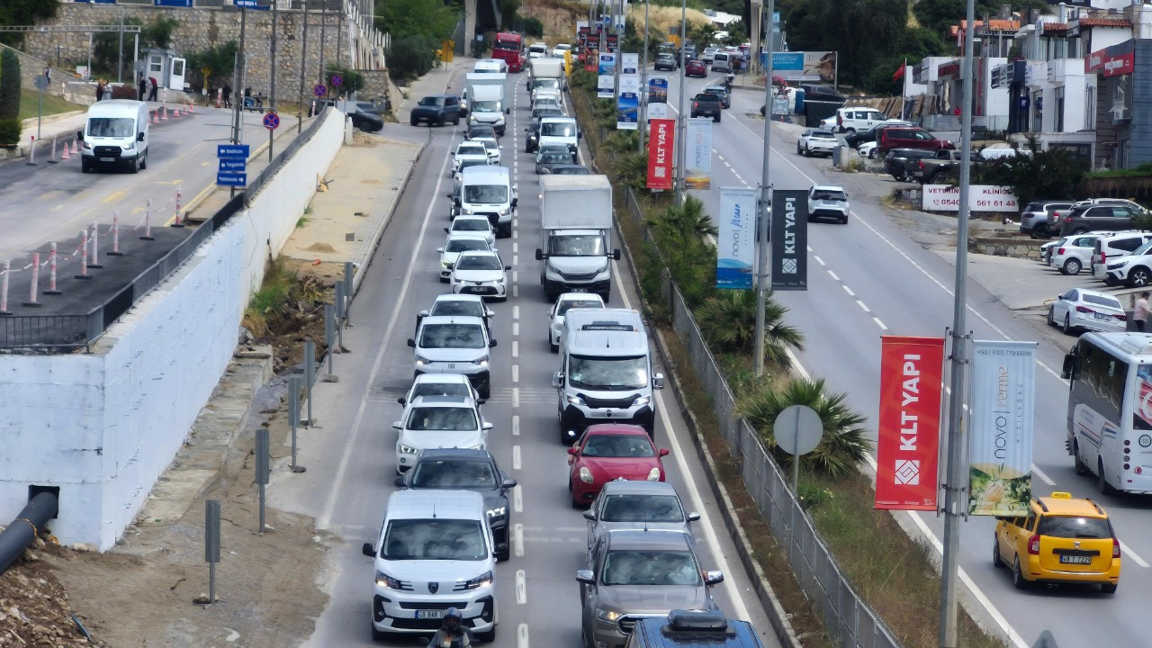 Turizmin kalbine akın ediyorlar! 24 saatte on binlerce araç giriş yaptı
