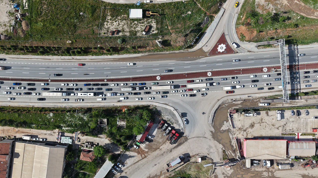 43 ilin geçiş noktası! 'Kilit kavşak'ta yoğunluk başladı: Kilometrelerce araç kuyruğu oluştu