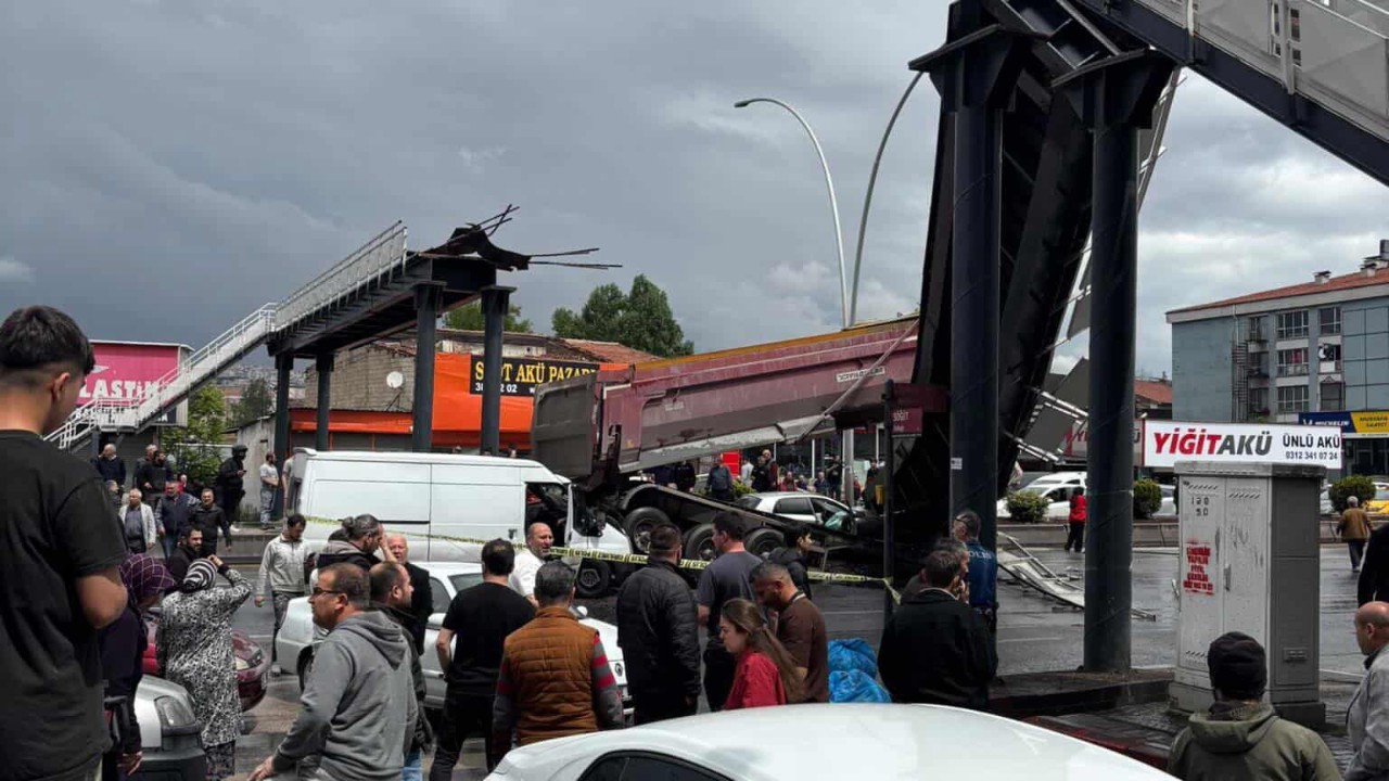 Ankara'da damperi açık kamyon üst geçidi yıktı