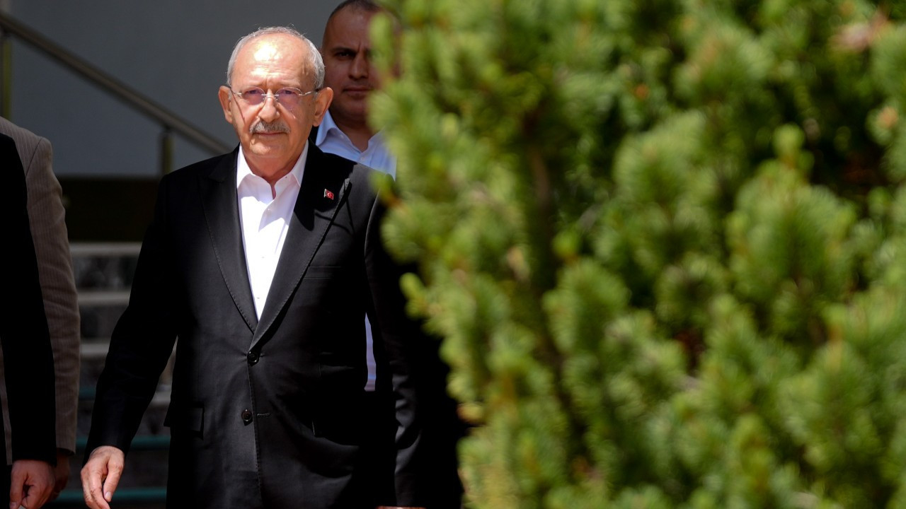 Kılıçdaroğlu'nun fotoğrafı Genel Merkez'de