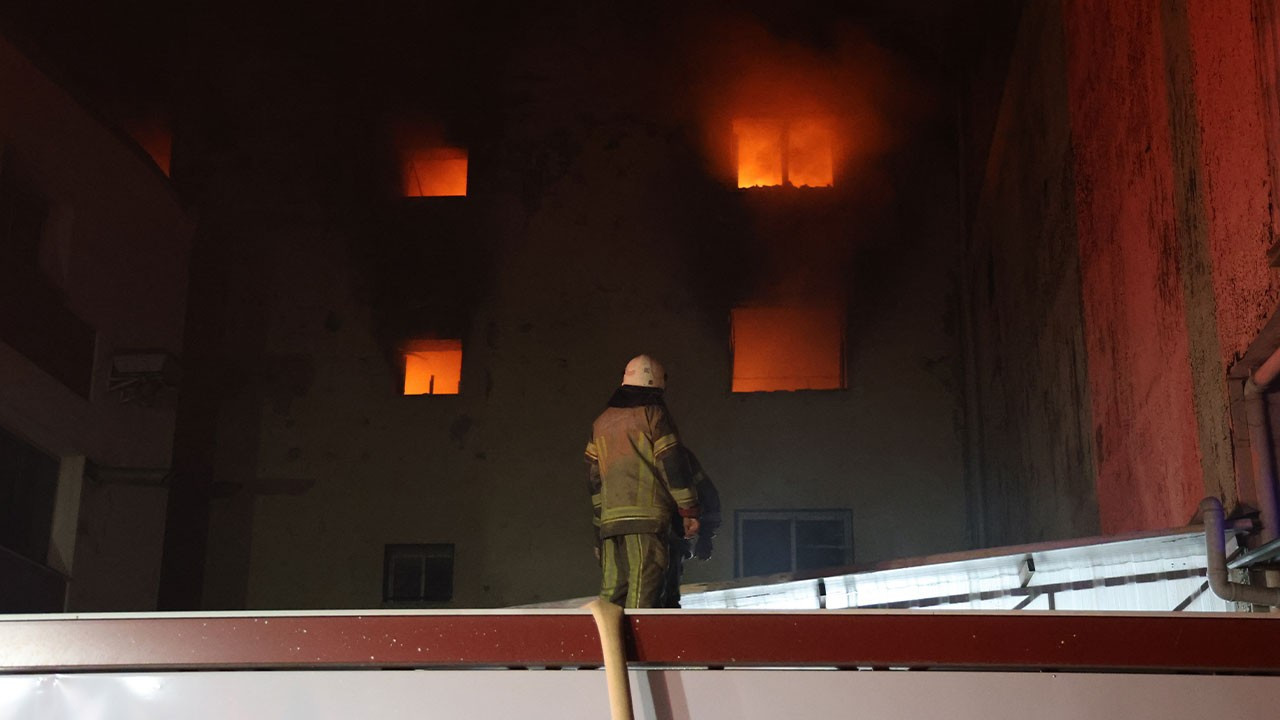 İzmir'de korkutan yangın: 5 katlı iş yeri alev alev yandı