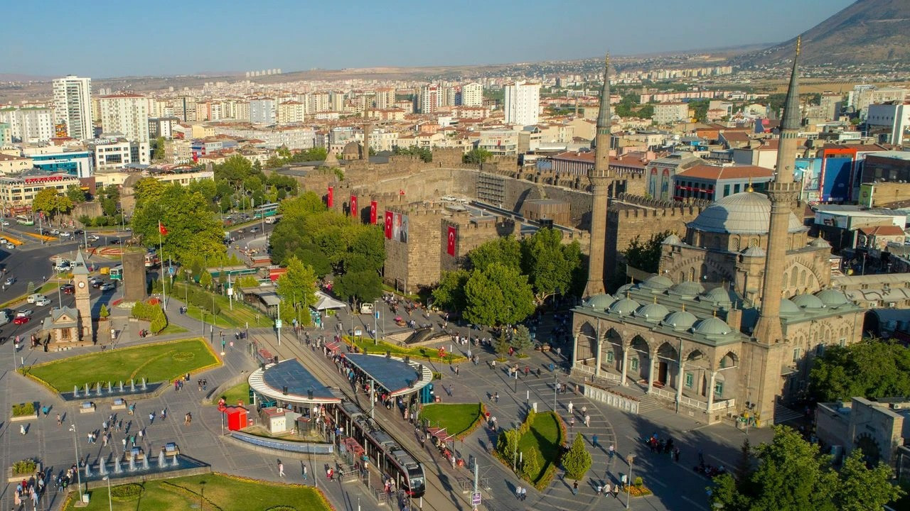 Kayseri Büyükşehir Belediyesi'nden bayram mesaisi: Ekipler 24 saat görevde