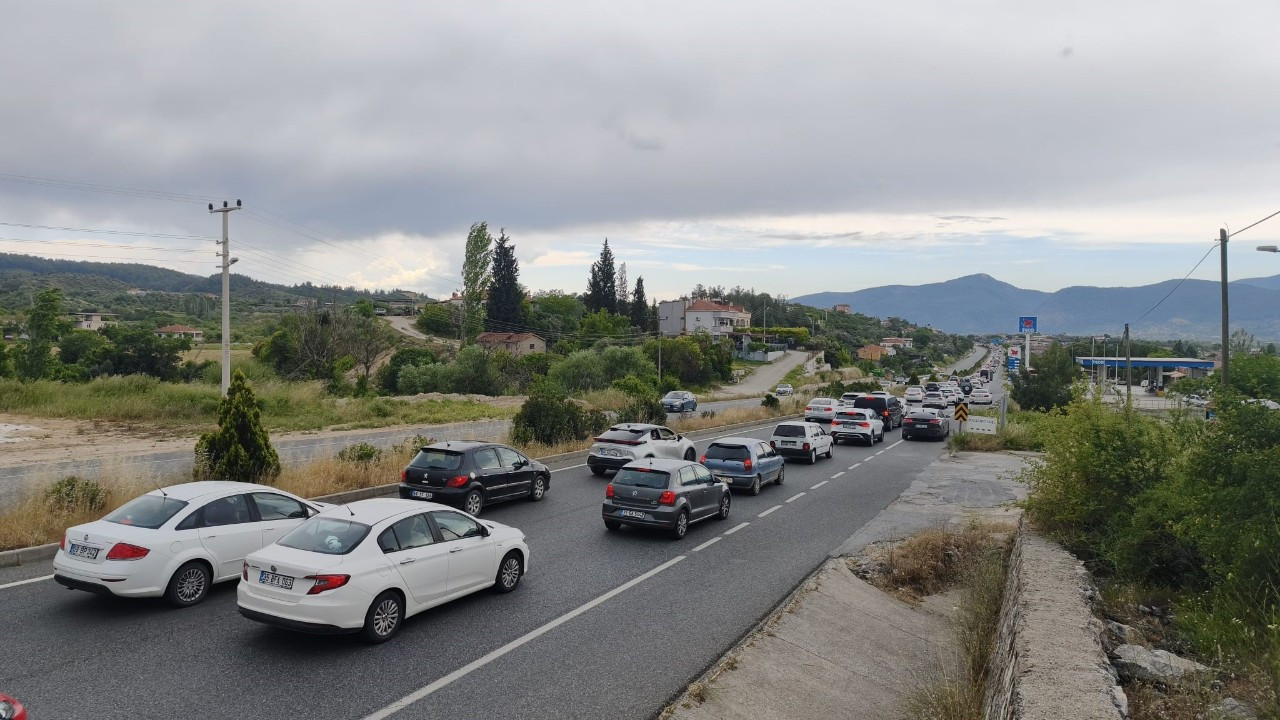 Bayram yolunda kabus: 22 kilometrelik araç kuyruğu! Trafik felç oldu