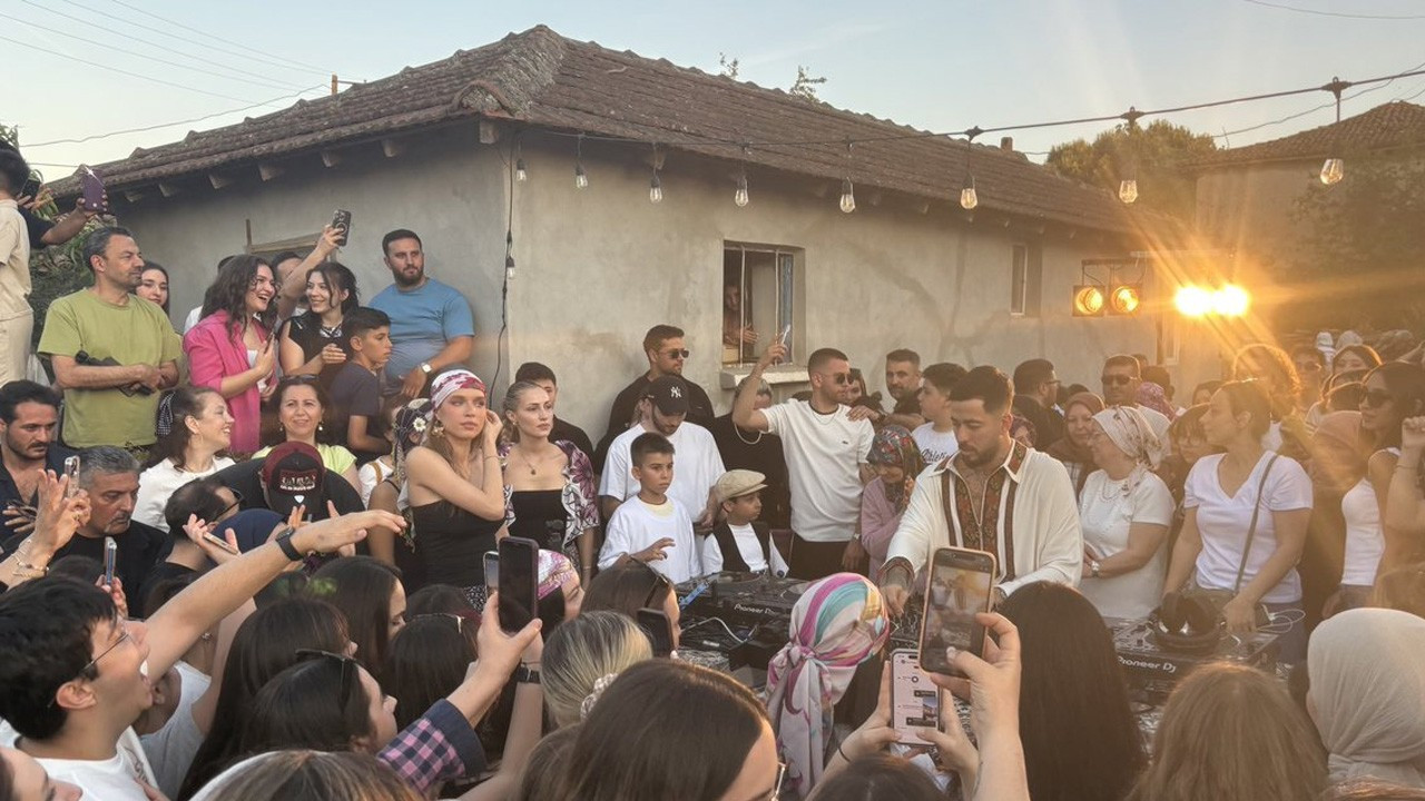 Dünyaca ünlü DJ Mahmut Orhan köyünde konser verdi! Genç yaşlı herkes doyasıya eğlendi - Magazin Haberleri - TV100