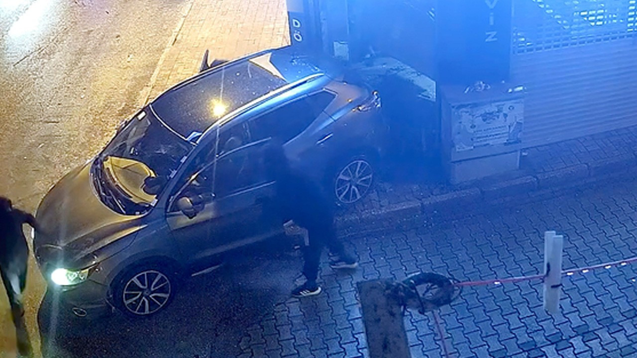 Kepengi ciple parçalayıp içeri girdiler! 16 bin dolarlık soy