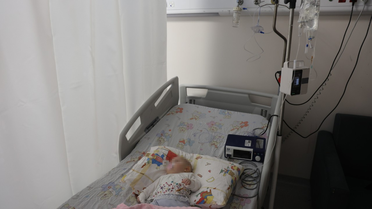Hatay'da kan donduran olay! Serum yerine bebeğin parmağı kes