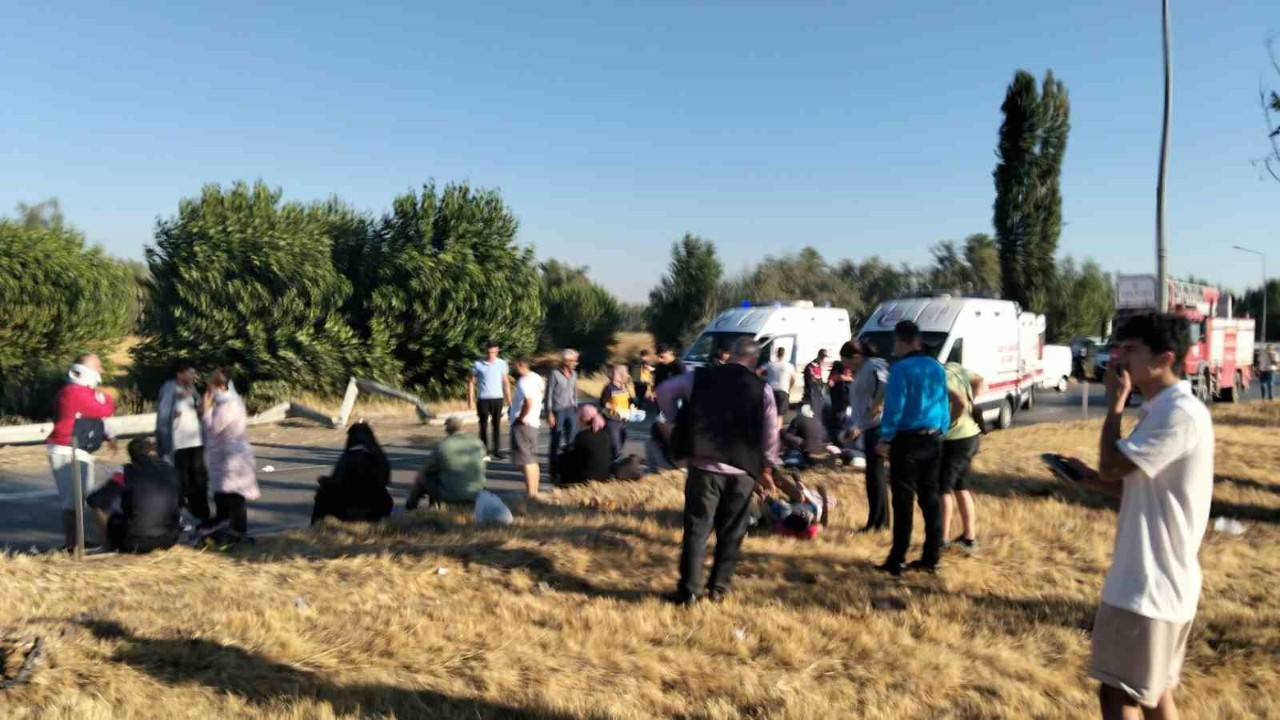 Afyonkarahisar’da feci kaza! Yolcu otobüsü devrildi: 22 kişi yaralandı