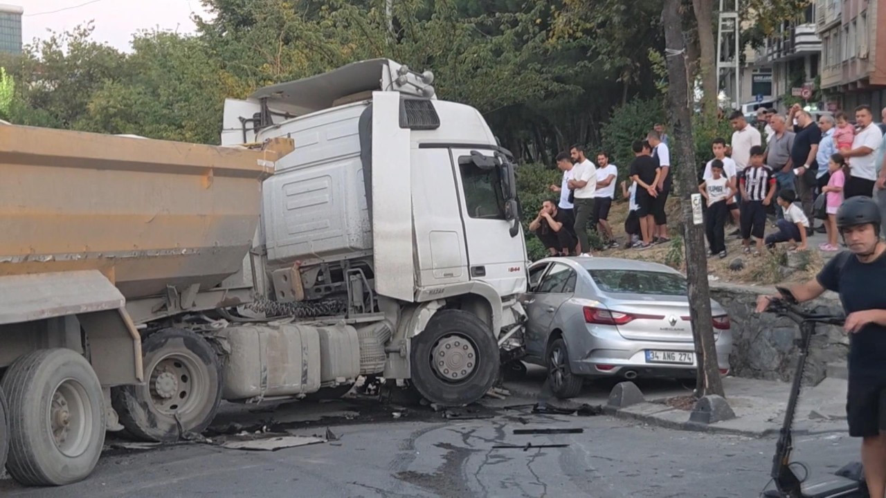 Araçları biçti geçti! Hafriyat kamyonu ortalığı savaş alalına çevirdi