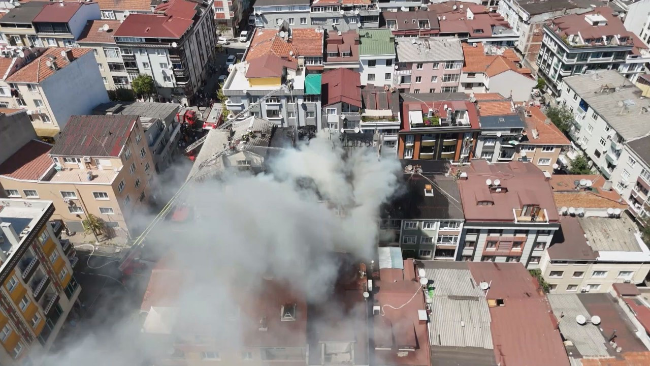 İstanbul'da yangın! Alevler 2 apartmana sıçradı! B…