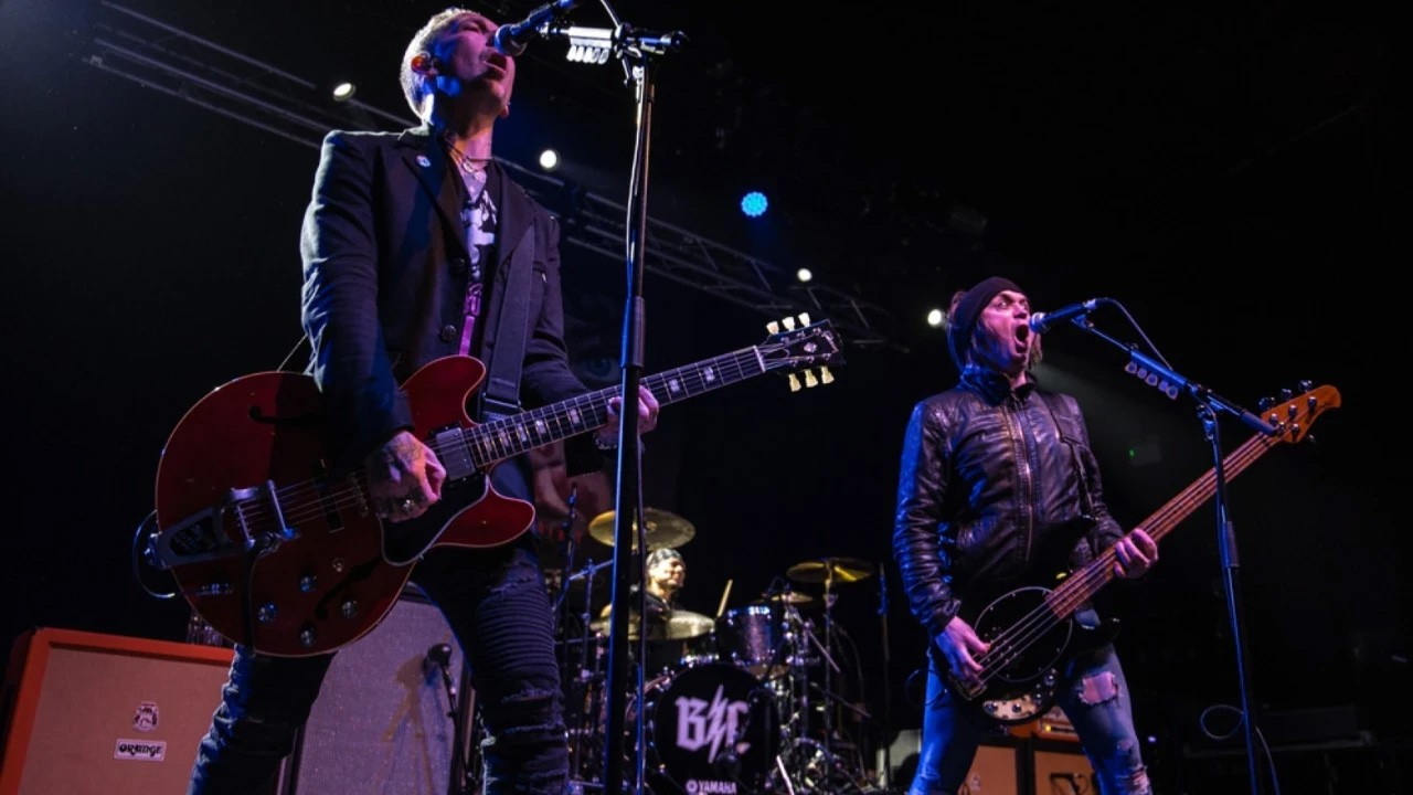 Ünlü rock grubunun otobüsünde kaza şoku: 1 kişi hayatını kaybetti