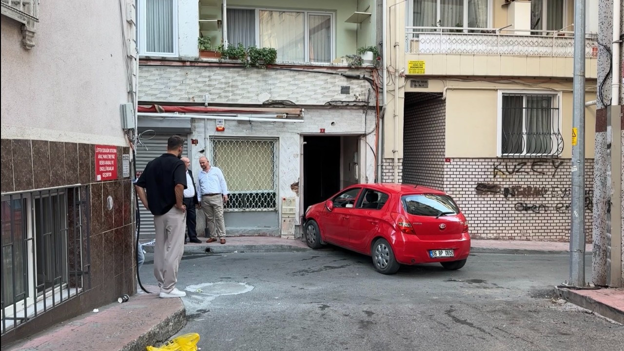 Beyoğlu'nda kabus konvoyu! Ne olduğunu kimse anlayamadı: Araçla 3 katlı binaya girdi