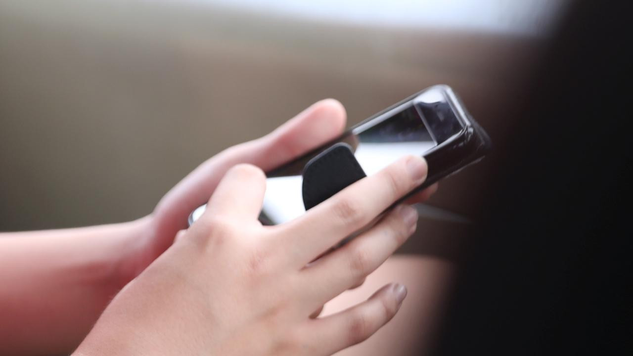 Fransa'da liselerde cep telefonları yasaklandı
