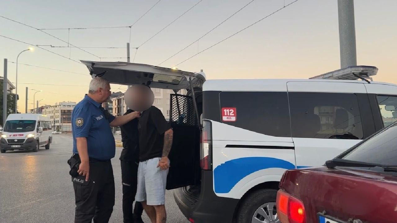 Araç çalışır durumdaydı! İçinde uyuyan şüphelilerden 13 sentetik hap çıktı