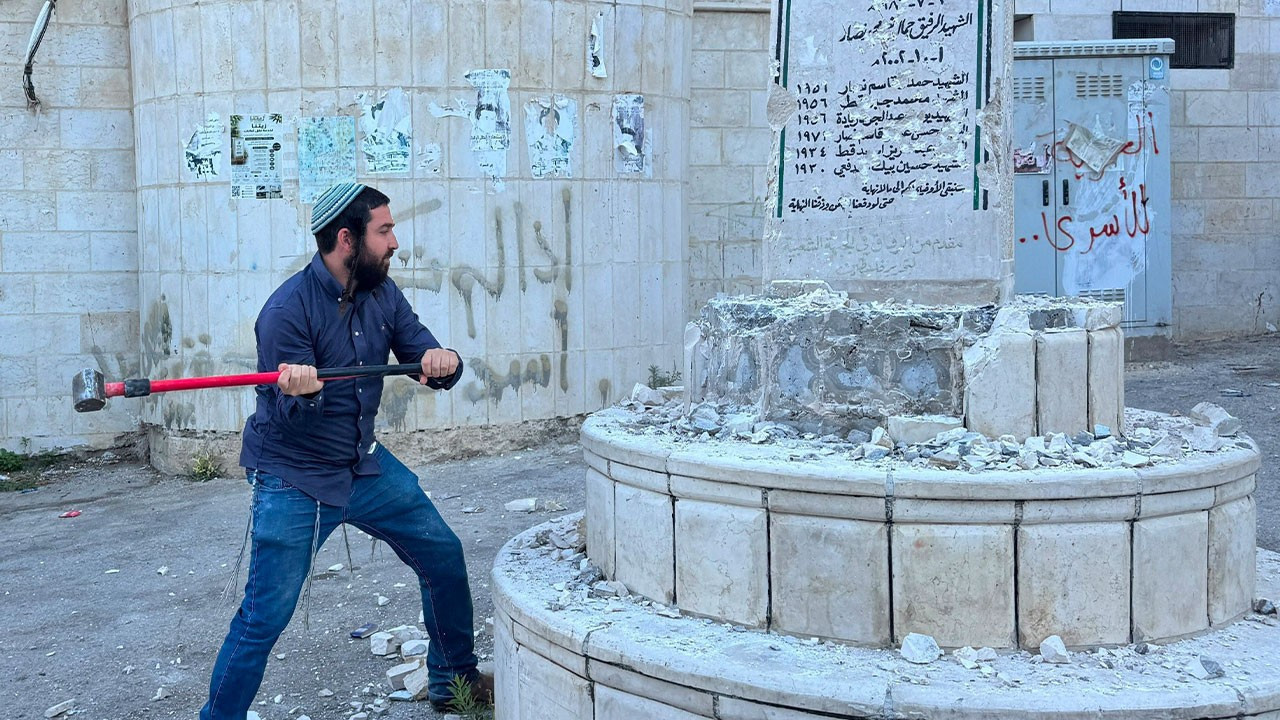 İsrail barbarlıkta sınır tanımıyor! Batı Şeria'da skandal: Şehitler Anıtı'nı balyozla parçaladı