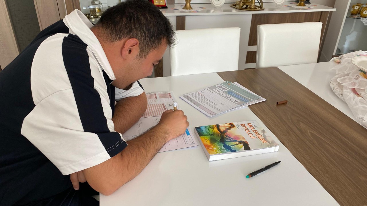Otizmli genç evde çalışarak üniversiteli oldu: Hedefi moleküler biyoloji