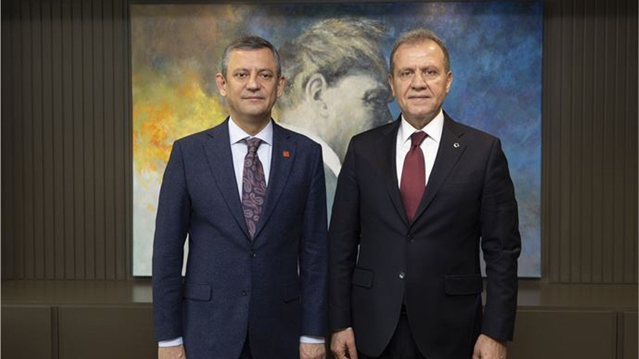 Özgür Özel ve Vahap seçer arasında neler yaşandı? Canlı yayında dikkat çeken iddia: “Mesaj gelince aramış”