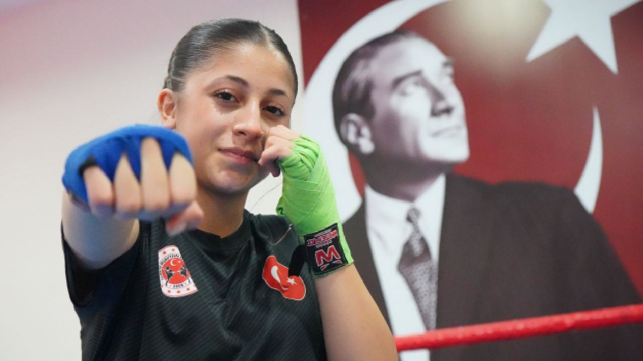Hem çalışıp hem antrenman yapan muay thai sporcusu Ecrin, dünya şampiyonası biletini aldı!
