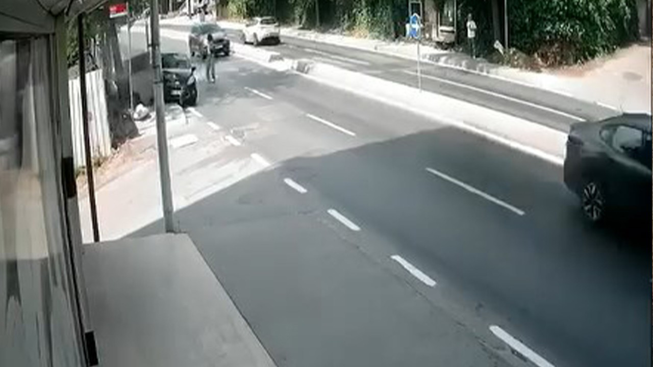 Pendik'te feci kaza! Yayaya çarpmamak için manevra yaptı, dede ve torununa çarptı