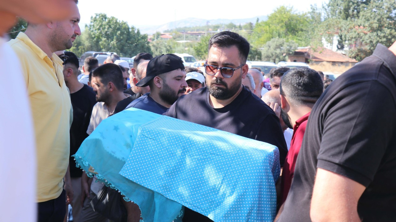 Bir babanın taşıyabileceği en ağır yük: Bebeğinin tabutunu kucağında kabre kadar taşıdı!