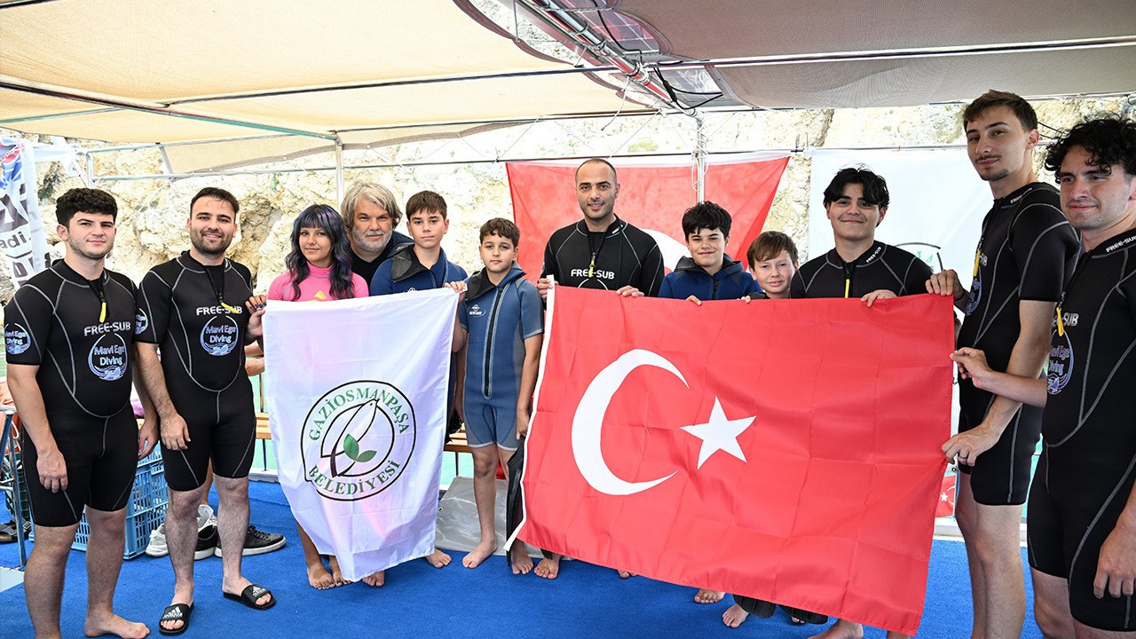 30 Ağustos coşkusu Mavi Vatan’a taşındı! Saros’ta Zafer dalışı: Türk bayrağını su altında açtılar