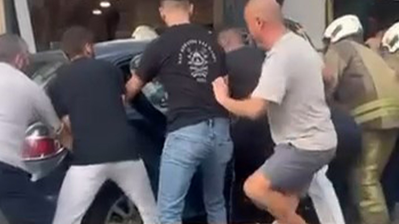 İstanbul'da otomobil yayaların arasına daldı! Yaralılar var
