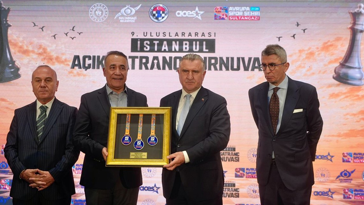 Bakan Bak ilk hamleyi yaptı, satranç heyecanı başladı! İstanbul Open Satranç Turnuvası'nda ödül 1 milyon lira